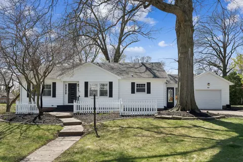 315 Crestline Dr, Bettendorf, IA 52722
