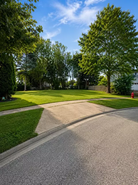 515 Parkside Ter, Crystal Lake, IL 60014