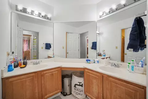 Bath - 836 Tallgrass Dr, Bartlett, IL 60103 photo 4 of 5