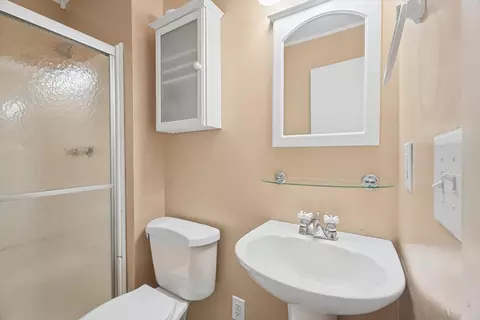 Bath - 1609 Erin Dr, Normal, IL 61761 photo 2 of 3