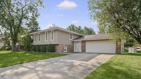 Exterior - 1609 Erin Dr, Normal, IL 61761 photo 3 of 5