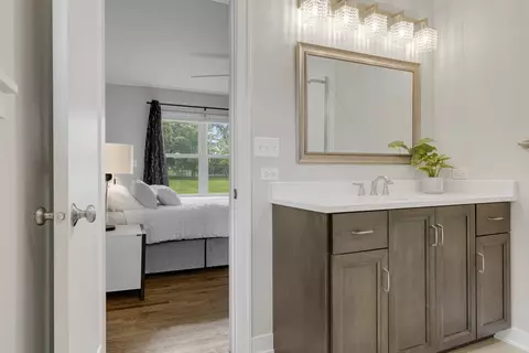 Bath - 1629 N Summit St, Wheaton, IL 60187 photo 4 of 5