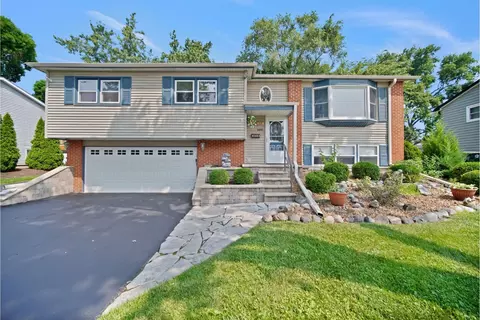 2538 Willow Ave, Woodridge, IL 60517