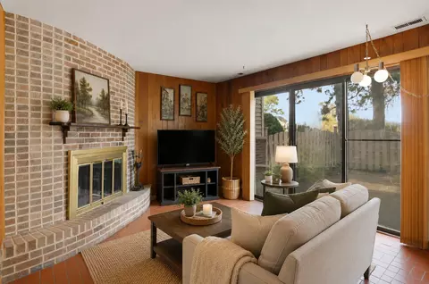 Living - 18630 Golfview Dr, Hazel Crest, IL 60429 photo 4 of 7