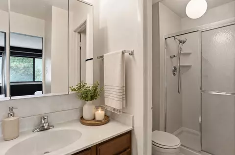 Bath - 18630 Golfview Dr, Hazel Crest, IL 60429 photo 2 of 4