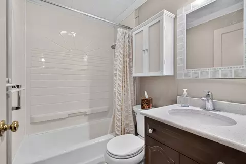 Bath - 474 Sunset Dr, Elgin, IL 60123 photo 1 of 1
