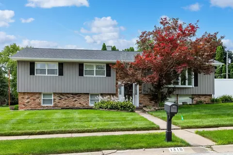 1319 Denniston Ave, Bettendorf, IA 52722