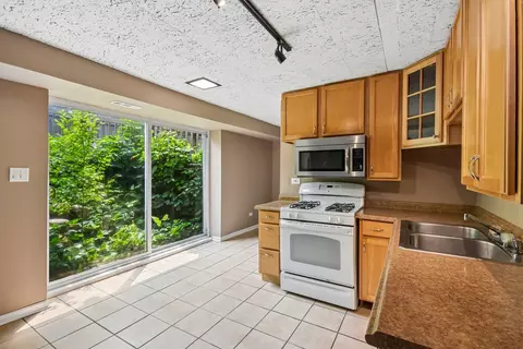Kitchen - 385 Anne Ter, Wheeling, IL 60090 photo 6 of 6