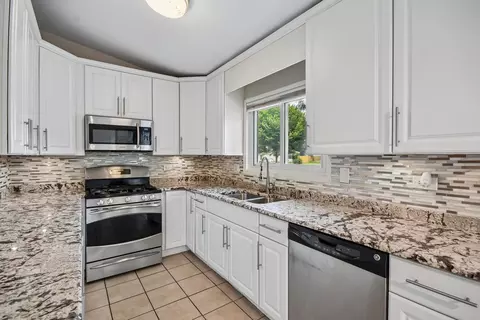 Kitchen - 385 Anne Ter, Wheeling, IL 60090 photo 3 of 6