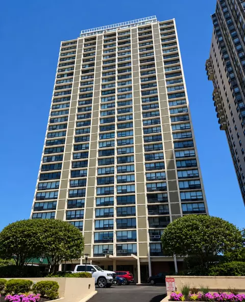 5733 N Sheridan Rd #6C, Chicago, IL 60660