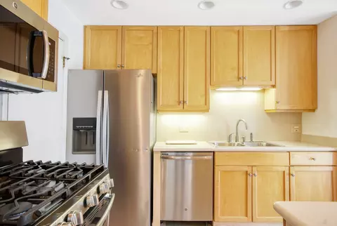 Kitchen - 552 Greystone Ln #C2, Wheeling, IL 60090 photo 2 of 3