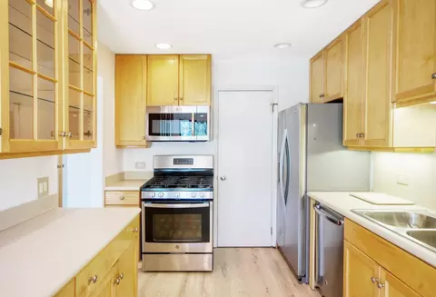 Kitchen - 552 Greystone Ln #C2, Wheeling, IL 60090 photo 1 of 3