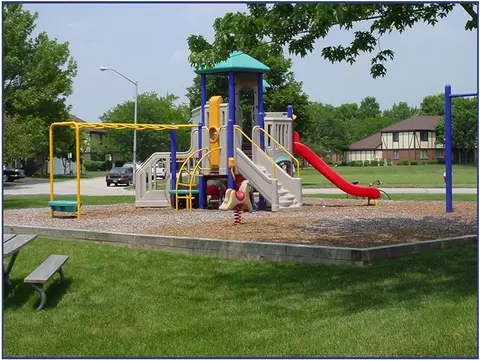 Exterior - 552 Greystone Ln #C2, Wheeling, IL 60090 photo 5 of 5