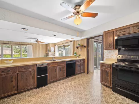 Kitchen - 2531 William Ave, Glenview, IL 60025 photo 2 of 4