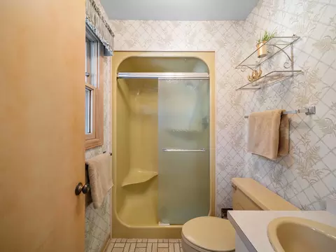 Bath - 2531 William Ave, Glenview, IL 60025 photo 1 of 2
