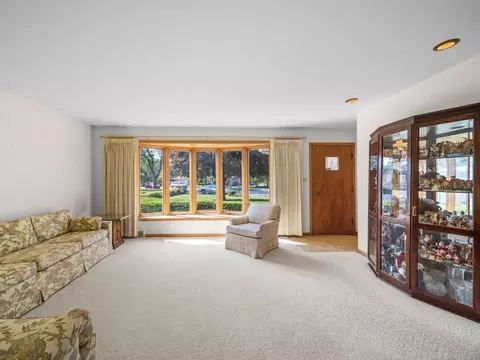 Living - 2531 William Ave, Glenview, IL 60025 photo 2 of 7