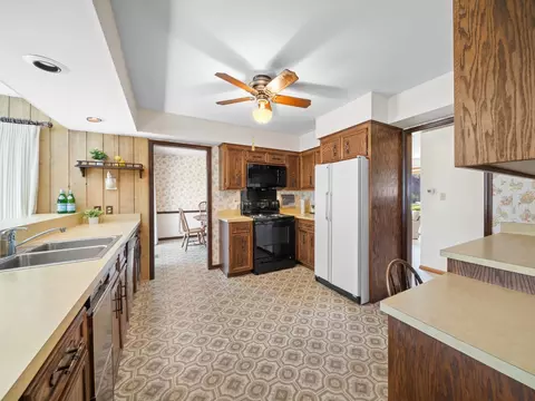Kitchen - 2531 William Ave, Glenview, IL 60025 photo 3 of 4