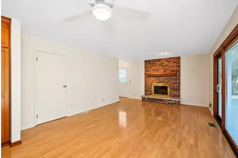 Living - 1021 E Hawthorne Blvd, Wheaton, IL 60187 photo 4 of 5