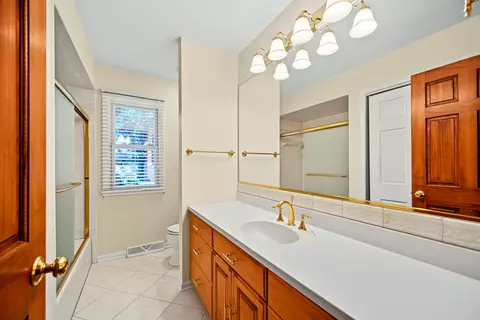 Bath - 1021 E Hawthorne Blvd, Wheaton, IL 60187 photo 2 of 3