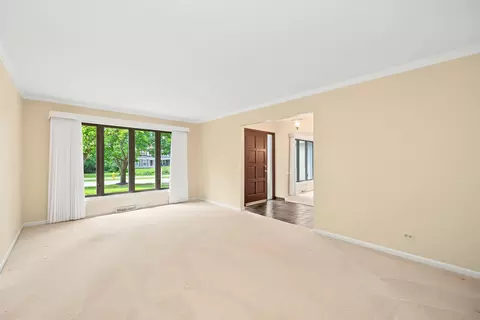 Living - 1021 E Hawthorne Blvd, Wheaton, IL 60187 photo 1 of 5