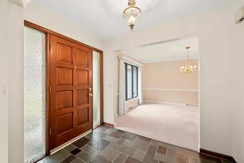 Entry Way - 1021 E Hawthorne Blvd, Wheaton, IL 60187 photo 1 of 2