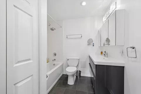 Bath - 40 E 9th St #1616, Chicago, IL 60605 photo 1 of 3