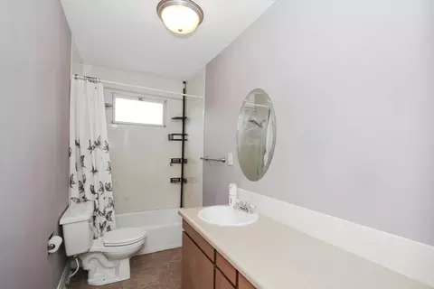 Bath - 633 Lillie St, Elgin, IL 60120 photo 1 of 3