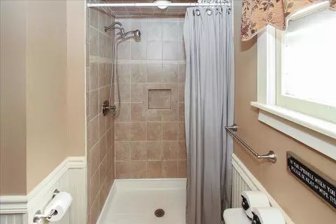 Bath - 633 Lillie St, Elgin, IL 60120 photo 3 of 3
