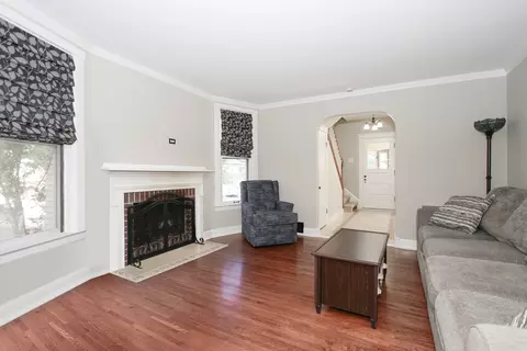 Living - 633 Lillie St, Elgin, IL 60120 photo 2 of 4