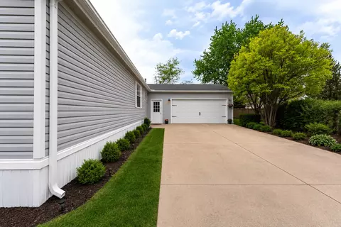 25 Cedar Ln, Sandwich, IL 60548