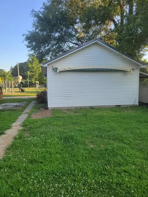 2805 S Marshall Ave, Mattoon, IL 61938 photo 3