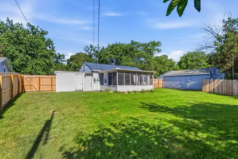 Exterior - 1406 Glendale Dr, Champaign, IL 61821 photo 4 of 9