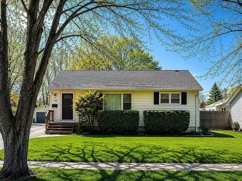 2110 Delaware Rd, Waukegan, IL 60087