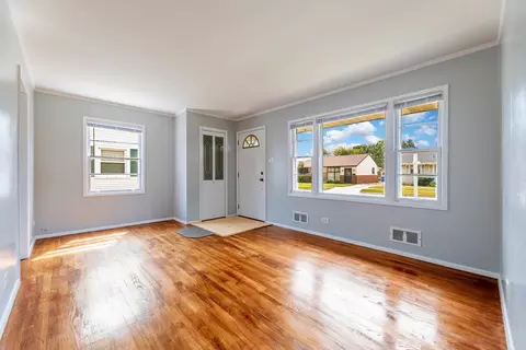 Living - 8708 44th Pl, Lyons, IL 60534 photo 1 of 3
