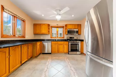 Kitchen - 8708 44th Pl, Lyons, IL 60534 photo 2 of 4