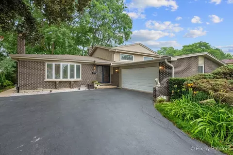 2631 N Stuart Dr, Arlington Heights, IL 60004