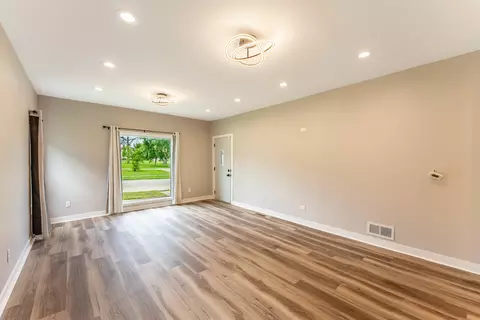 1076 E Maple St, Kankakee, IL 60901 photo 4