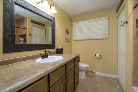 Bath - 922 W Van Meter St, Kankakee, IL 60901 photo 1 of 2