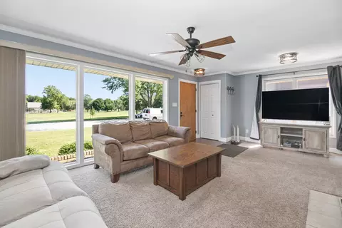 Living - 922 W Van Meter St, Kankakee, IL 60901 photo 4 of 4