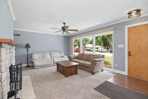 Living - 922 W Van Meter St, Kankakee, IL 60901 photo 1 of 4