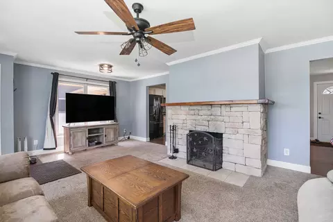 Living - 922 W Van Meter St, Kankakee, IL 60901 photo 2 of 4