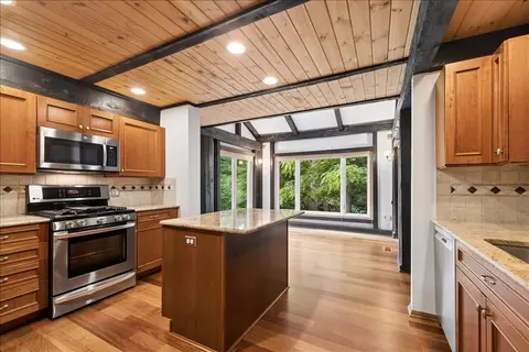 Kitchen - 6205 Katmai Trl, Mchenry, IL 60050 photo 3 of 3