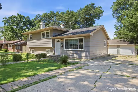 360 Hickory Dr, Crystal Lake, IL 60014