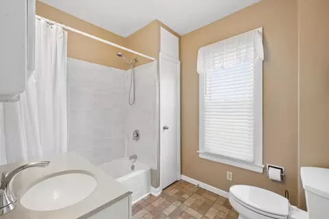 Bath - 714 19th Ave, Fulton, IL 61252 photo 1 of 2