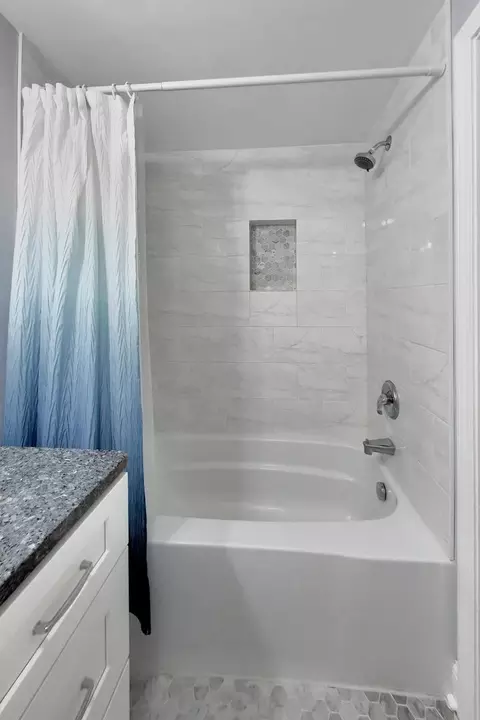 Bath - 708 N Summit St, Wheaton, IL 60187 photo 3 of 4