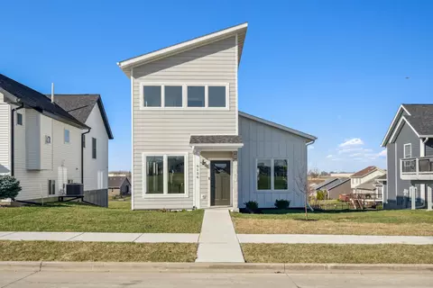 6136 Mississippi Ave, Davenport, IA 52807