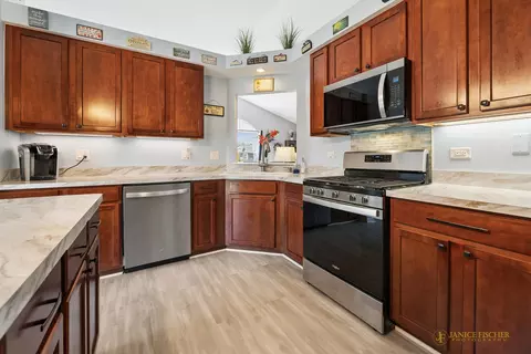Kitchen - 5302 Cobblers Xing, Mchenry, IL 60050 photo 3 of 4