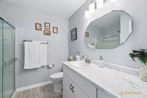 Bath - 5302 Cobblers Xing, Mchenry, IL 60050 photo 2 of 2