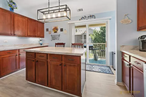Kitchen - 5302 Cobblers Xing, Mchenry, IL 60050 photo 4 of 4