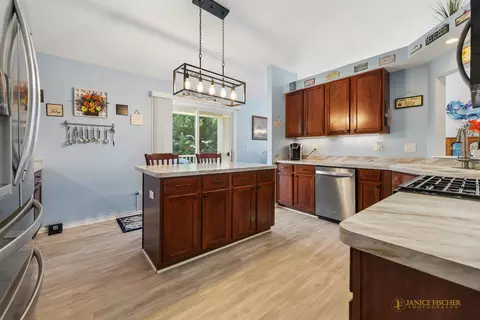 Kitchen - 5302 Cobblers Xing, Mchenry, IL 60050 photo 2 of 4